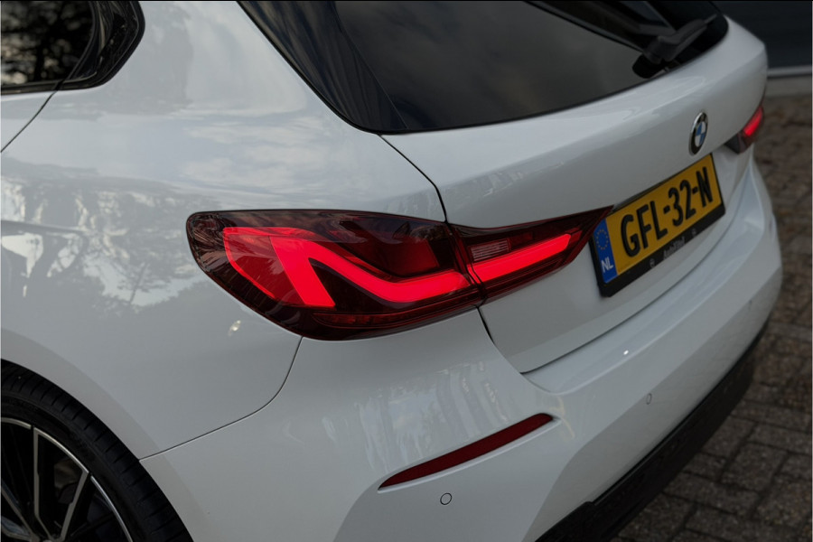 BMW 1-serie 118i | Sportleder | Stoel + Stuurverwarming | Comfort Access | Live Cockpit Pro | Carplay