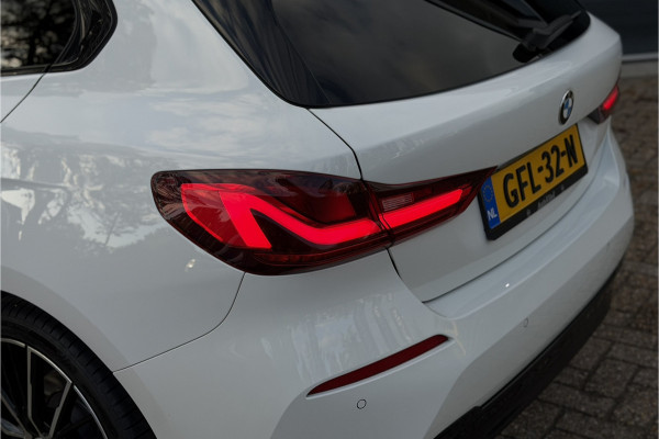 BMW 1-serie 118i | Sportleder | Stoel + Stuurverwarming | Comfort Access | Live Cockpit Pro | Carplay