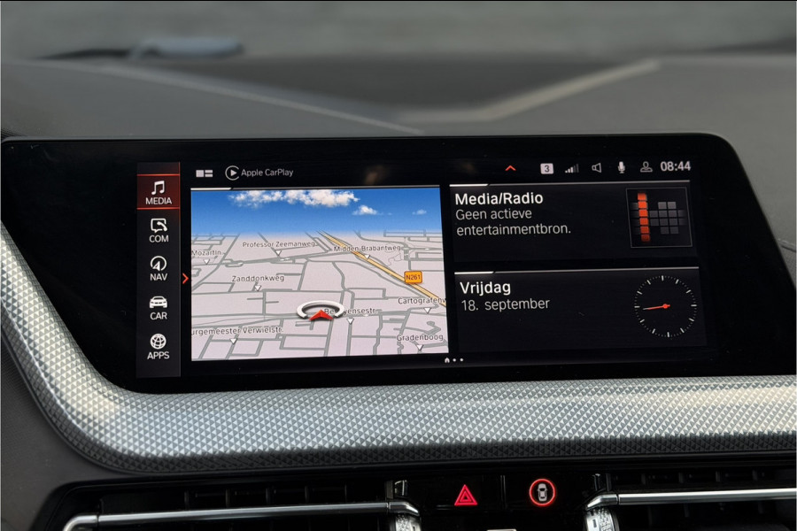 BMW 1-serie 118i | Sportleder | Stoel + Stuurverwarming | Comfort Access | Live Cockpit Pro | Carplay