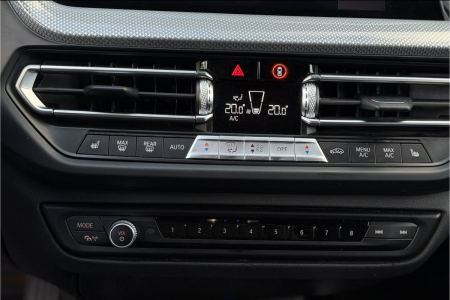 BMW 1-serie 118i | Sportleder | Stoel + Stuurverwarming | Comfort Access | Live Cockpit Pro | Carplay