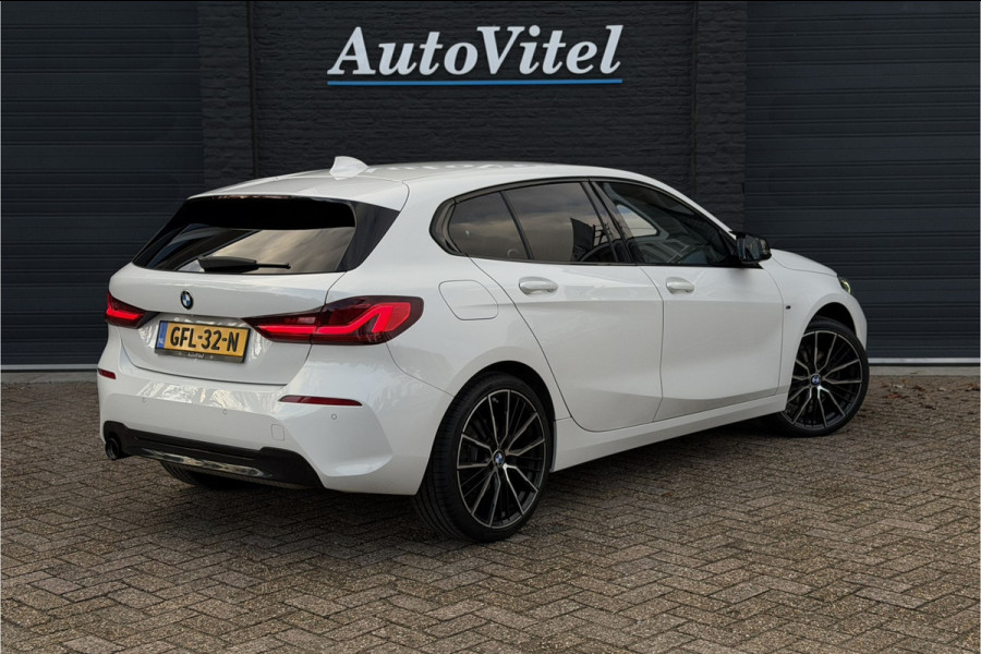BMW 1-serie 118i | Sportleder | Stoel + Stuurverwarming | Comfort Access | Live Cockpit Pro | Carplay