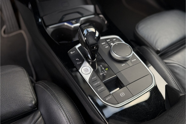 BMW 1-serie 118i | Sportleder | Stoel + Stuurverwarming | Comfort Access | Live Cockpit Pro | Carplay