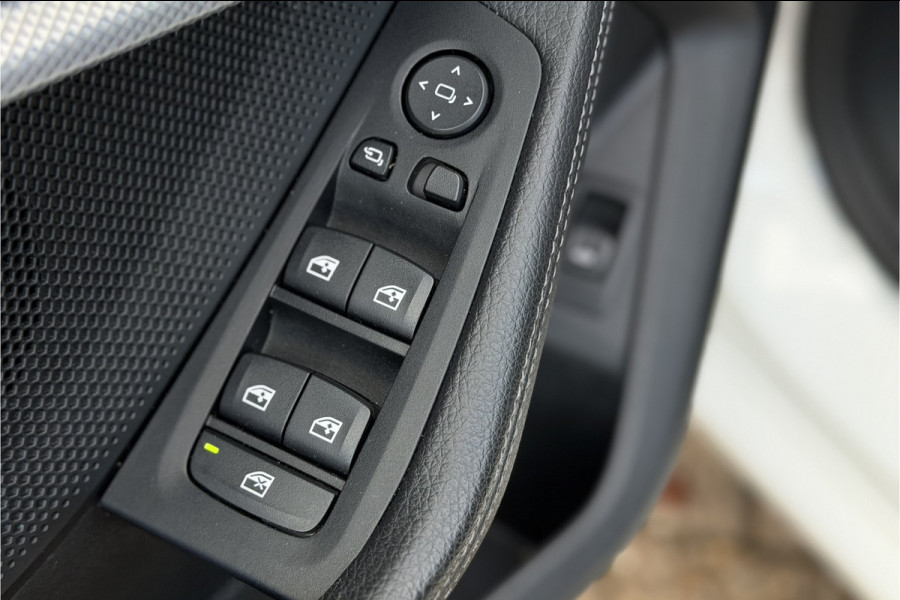 BMW 1-serie 118i | Sportleder | Stoel + Stuurverwarming | Comfort Access | Live Cockpit Pro | Carplay