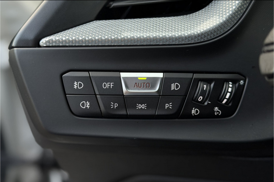 BMW 1-serie 118i | Sportleder | Stoel + Stuurverwarming | Comfort Access | Live Cockpit Pro | Carplay