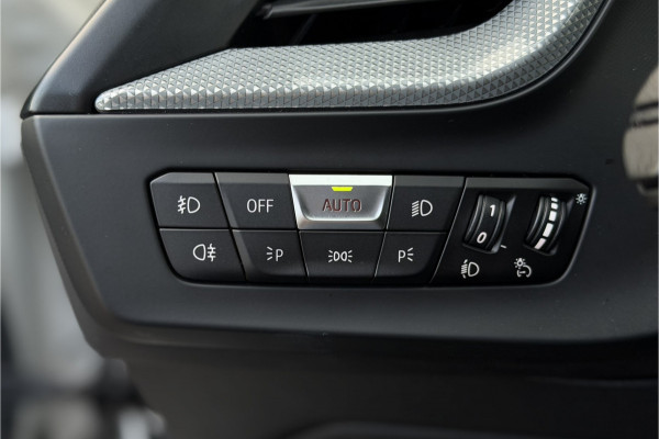 BMW 1-serie 118i | Sportleder | Stoel + Stuurverwarming | Comfort Access | Live Cockpit Pro | Carplay