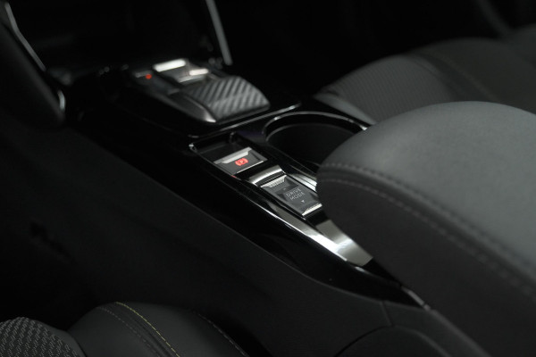 Peugeot 2008 1.2 Hybrid 136 GT | Camera | Apple Carplay | Parkeersensoren | Keyless