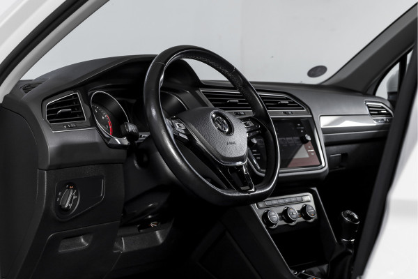 Volkswagen Tiguan 1.5 TSI ACT 150 PK Comfortline Business | Trekhaak | Adapt. Cruise | PDC | Camera | NAV + App. Connect | ECC | LM 17" |