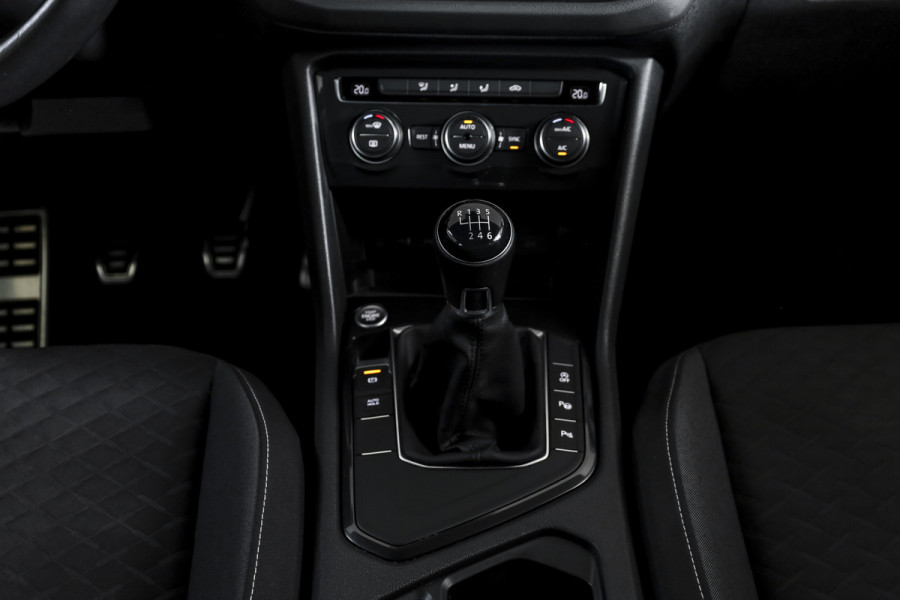 Volkswagen Tiguan 1.5 TSI ACT 150 PK Comfortline Business | Trekhaak | Adapt. Cruise | PDC | Camera | NAV + App. Connect | ECC | LM 17" |