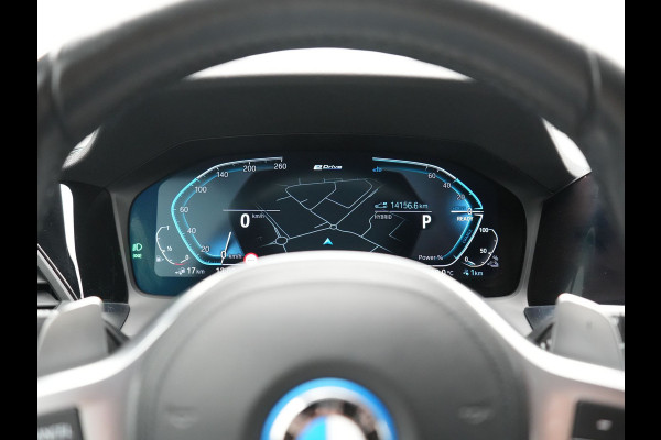 BMW 3 Serie Touring 320e xDrive M Sport PHEV Dealer O.H. | Camera | Alcantara Sportstoelen & Stuur Verwarmd | Sfeerverlichting | Keyless | Blis | Apple Carplay | Navigatie | DAB | 18"L.M | Plug In Hybrid |