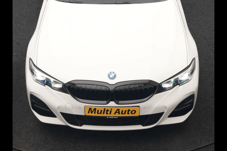 BMW 3 Serie Touring 320e xDrive M Sport PHEV Dealer O.H. | Camera | Alcantara Sportstoelen & Stuur Verwarmd | Sfeerverlichting | Keyless | Blis | Apple Carplay | Navigatie | DAB | 18"L.M | Plug In Hybrid |