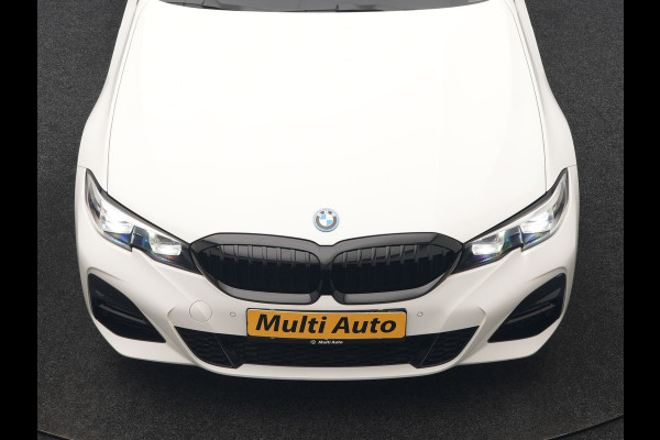 BMW 3 Serie Touring 320e xDrive M Sport PHEV Dealer O.H. | Camera | Alcantara Sportstoelen & Stuur Verwarmd | Sfeerverlichting | Keyless | Blis | Apple Carplay | Navigatie | DAB | 18"L.M | Plug In Hybrid |