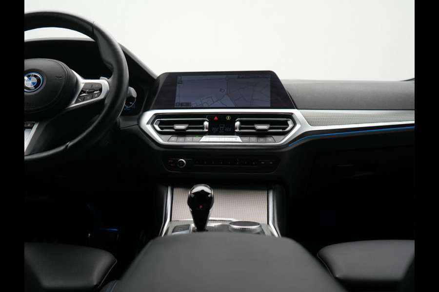 BMW 3 Serie Touring 320e xDrive M Sport PHEV Dealer O.H. | Camera | Alcantara Sportstoelen & Stuur Verwarmd | Sfeerverlichting | Keyless | Blis | Apple Carplay | Navigatie | DAB | 18"L.M | Plug In Hybrid |