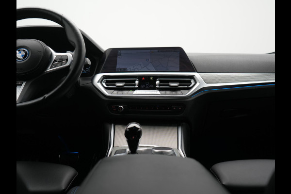BMW 3 Serie Touring 320e xDrive M Sport PHEV Dealer O.H. | Camera | Alcantara Sportstoelen & Stuur Verwarmd | Sfeerverlichting | Keyless | Blis | Apple Carplay | Navigatie | DAB | 18"L.M | Plug In Hybrid |