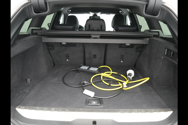 BMW 3 Serie Touring 320e xDrive M Sport PHEV Dealer O.H. | Camera | Alcantara Sportstoelen & Stuur Verwarmd | Sfeerverlichting | Keyless | Blis | Apple Carplay | Navigatie | DAB | 18"L.M | Plug In Hybrid |