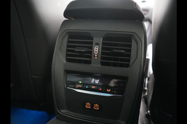 BMW 3 Serie Touring 320e xDrive M Sport PHEV Dealer O.H. | Camera | Alcantara Sportstoelen & Stuur Verwarmd | Sfeerverlichting | Keyless | Blis | Apple Carplay | Navigatie | DAB | 18"L.M | Plug In Hybrid |