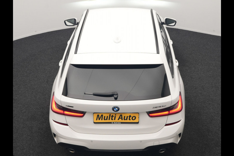 BMW 3 Serie Touring 320e xDrive M Sport PHEV Dealer O.H. | Camera | Alcantara Sportstoelen & Stuur Verwarmd | Sfeerverlichting | Keyless | Blis | Apple Carplay | Navigatie | DAB | 18"L.M | Plug In Hybrid |