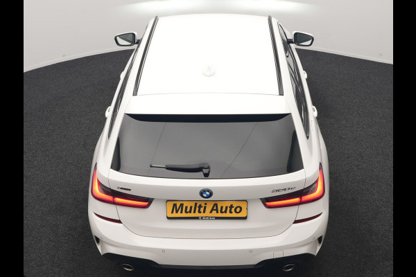 BMW 3 Serie Touring 320e xDrive M Sport PHEV Dealer O.H. | Camera | Alcantara Sportstoelen & Stuur Verwarmd | Sfeerverlichting | Keyless | Blis | Apple Carplay | Navigatie | DAB | 18"L.M | Plug In Hybrid |