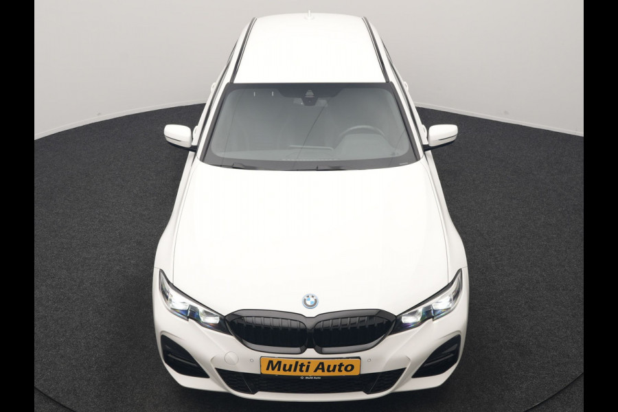 BMW 3 Serie Touring 320e xDrive M Sport PHEV Dealer O.H. | Camera | Alcantara Sportstoelen & Stuur Verwarmd | Sfeerverlichting | Keyless | Blis | Apple Carplay | Navigatie | DAB | 18"L.M | Plug In Hybrid |