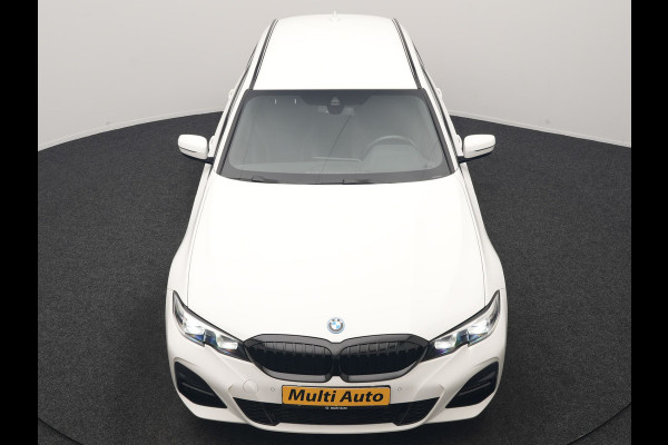 BMW 3 Serie Touring 320e xDrive M Sport PHEV Dealer O.H. | Camera | Alcantara Sportstoelen & Stuur Verwarmd | Sfeerverlichting | Keyless | Blis | Apple Carplay | Navigatie | DAB | 18"L.M | Plug In Hybrid |