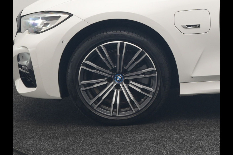 BMW 3 Serie Touring 320e xDrive M Sport PHEV Dealer O.H. | Camera | Alcantara Sportstoelen & Stuur Verwarmd | Sfeerverlichting | Keyless | Blis | Apple Carplay | Navigatie | DAB | 18"L.M | Plug In Hybrid |