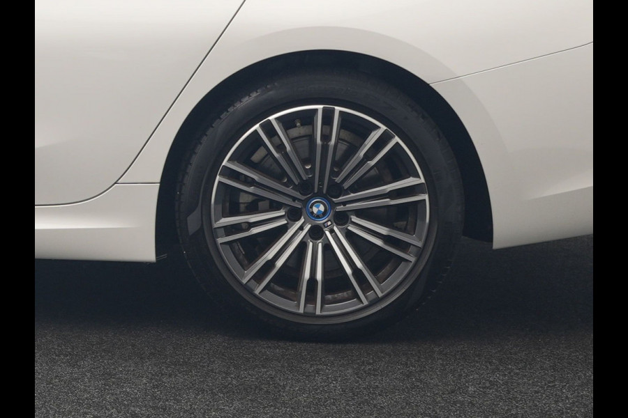 BMW 3 Serie Touring 320e xDrive M Sport PHEV Dealer O.H. | Camera | Alcantara Sportstoelen & Stuur Verwarmd | Sfeerverlichting | Keyless | Blis | Apple Carplay | Navigatie | DAB | 18"L.M | Plug In Hybrid |
