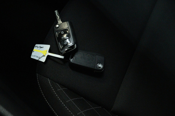 Škoda Karoq 1.5 TSI ACT Style (TREKHAAK, CAMERA, NAVIGATIE CARPLAY, CRUISE CONTROL, PARKEERSENSOREN)