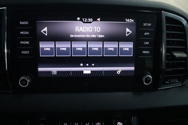 Škoda Karoq 1.5 TSI ACT Style (TREKHAAK, CAMERA, NAVIGATIE CARPLAY, CRUISE CONTROL, PARKEERSENSOREN)