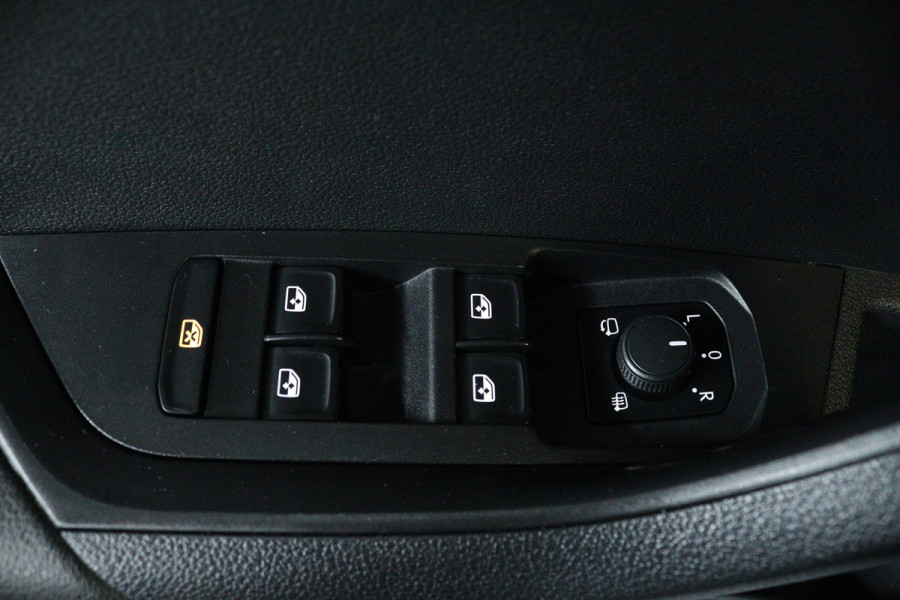 Škoda Karoq 1.5 TSI ACT Style (TREKHAAK, CAMERA, NAVIGATIE CARPLAY, CRUISE CONTROL, PARKEERSENSOREN)