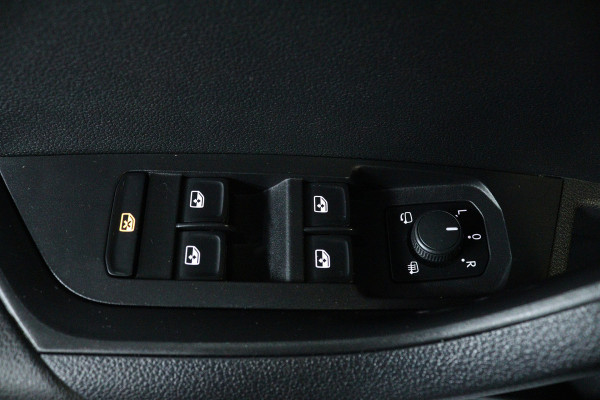 Škoda Karoq 1.5 TSI ACT Style (TREKHAAK, CAMERA, NAVIGATIE CARPLAY, CRUISE CONTROL, PARKEERSENSOREN)