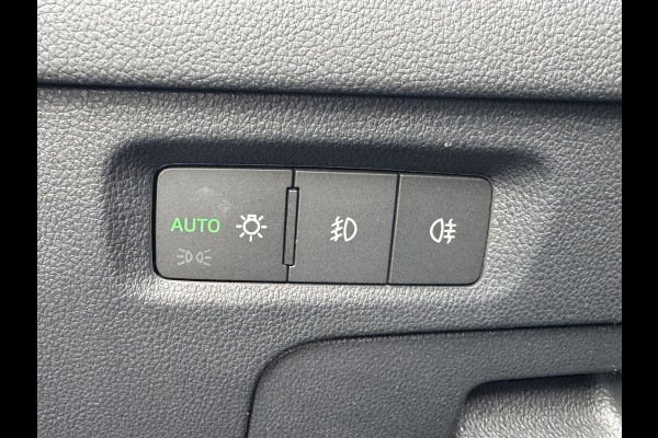 Škoda Octavia Combi 1.0 e-TSI Ambition Automaat ElectrTrekhaak Clima Carplay Navi Digitaal Dash Sfeerverlichting All-Season banden