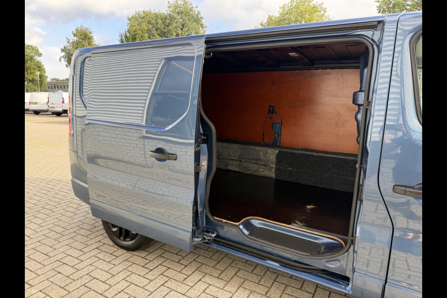 Renault Trafic 2.0 dCi automaat 145pk T29 L2H1 Luxe / vaste prijs rijklaar € 17.650 ex btw / euro 6 / bpm vrij / blauw metallic / comfort stoelen / trekhaak / airco / cruise / navigatie