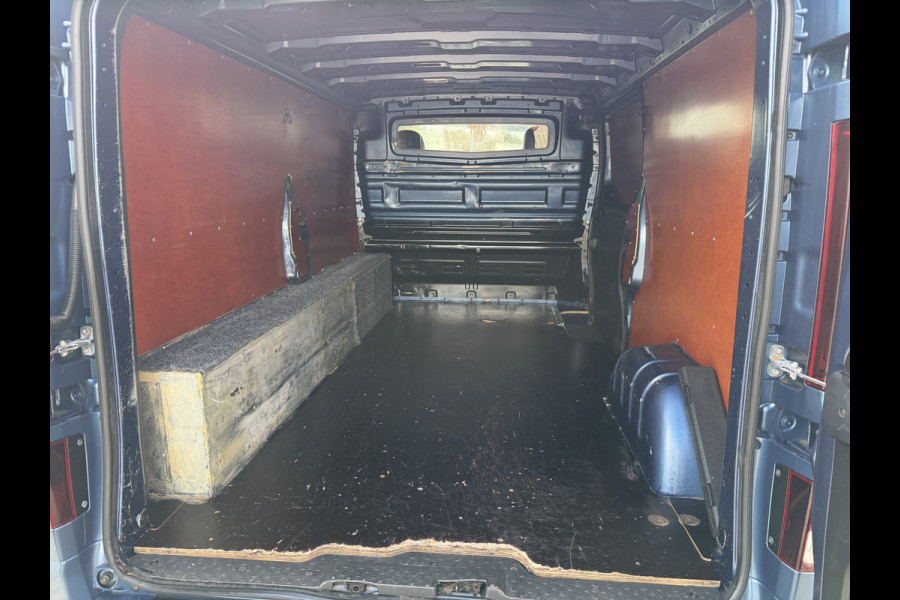 Renault Trafic 2.0 dCi automaat 145pk T29 L2H1 Luxe / vaste prijs rijklaar € 17.650 ex btw / euro 6 / bpm vrij / blauw metallic / comfort stoelen / trekhaak / airco / cruise / navigatie