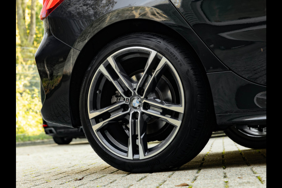 BMW 1-serie 118i Executive - M-Sport - Pano - Shodow Line - Camera - 18 inch