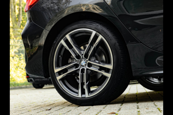BMW 1-serie 118i Executive - M-Sport - Pano - Shodow Line - Camera - 18 inch