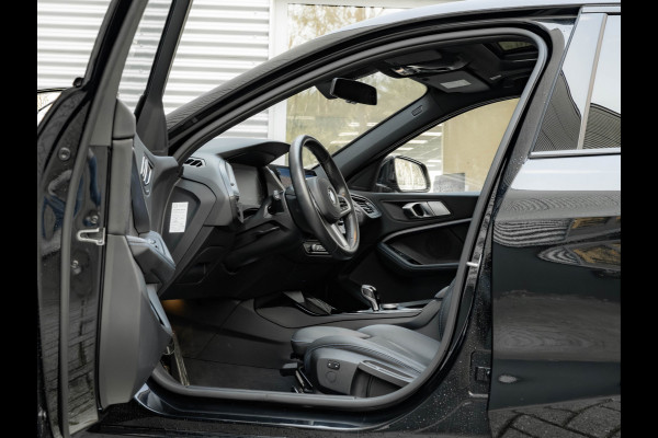 BMW 1-serie 118i Executive - M-Sport - Pano - Shodow Line - Camera - 18 inch