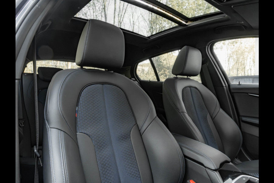 BMW 1-serie 118i Executive - M-Sport - Pano - Shodow Line - Camera - 18 inch
