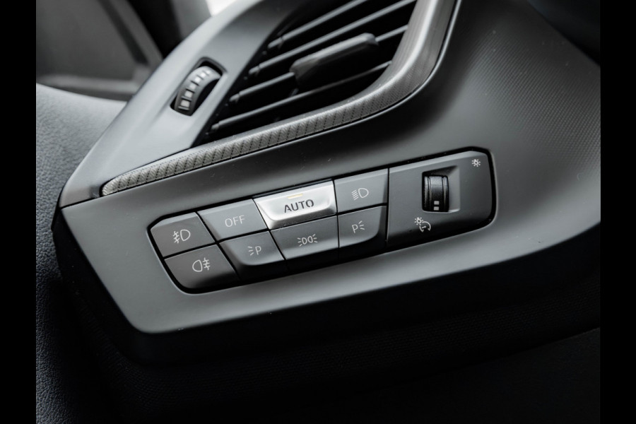 BMW 1-serie 118i Executive - M-Sport - Pano - Shodow Line - Camera - 18 inch