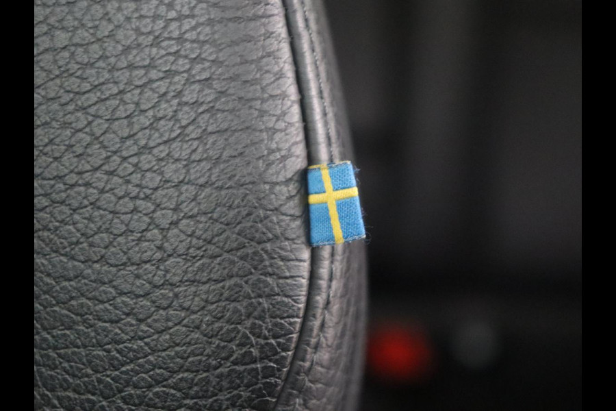 Volvo XC60 2.0 T5 Momentum | Trekhaak | Navigatie | Stoelverwarming | LED |
