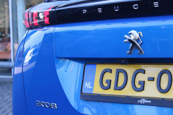 Peugeot 2008 1.2 130PK ALLURE PACK | TREKHAAK AFNEEMBAAR | NAVIGATIE 10" TOUCHSCREEN | APPLE CARPLAY/ANDROID AUTO | ACHTERUITRIJ CAMERA | 3-D INSTRUMENTENPANEEL | CLIMATE CONTROL | CRUISE CONTROL | KEYLESS ENTRY / START | 17" LICHTMETALEN VELGEN |