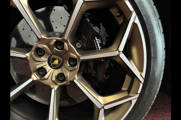 Lamborghini Urus 4.0 V8 SE 800 PK ALLE OPTIES/CARBON /AD PERSONAM/ VIOLA MITHRAS/ PANO / MASSAGE phev . Viola Mithras