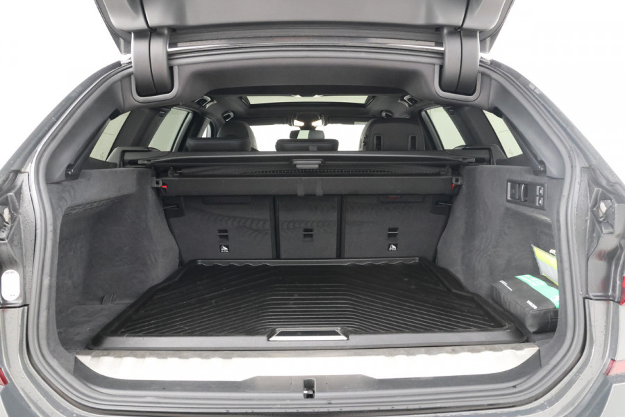 BMW 3 Serie Touring 330e xDrive High Executive Panorama, M-Pakket, Trekhaak!