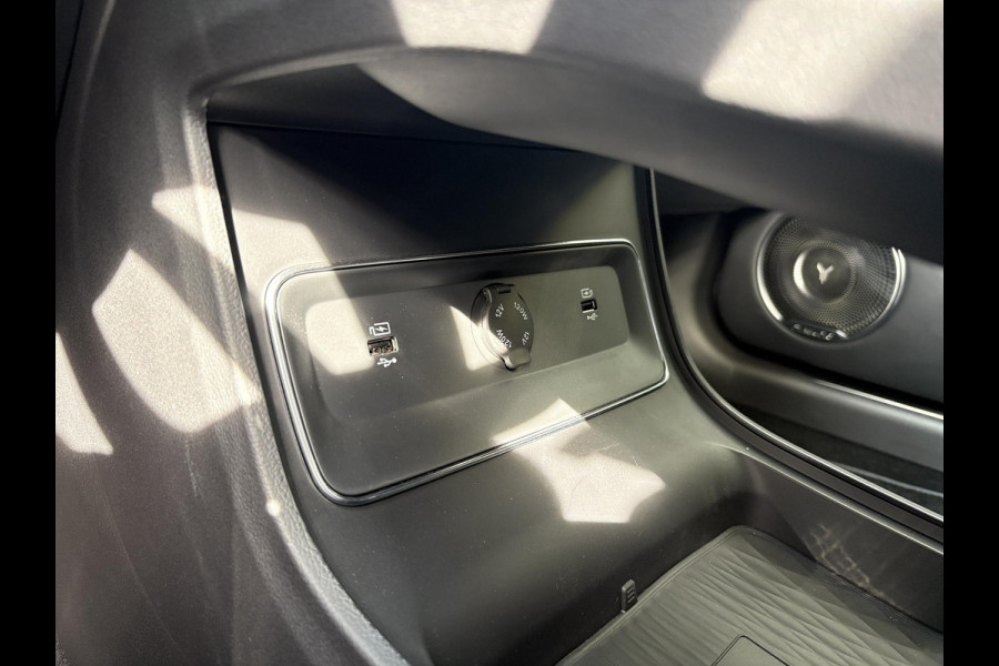 VOYAH Free Flagship 4WD 106 kWh | Panoramadak | Dynaudio Hi-FI | 360° Camera | Luchtvering | Adaptieve Cruise Control | Dodehoekassistent | Elektrisch Verstelbare Stoelen + Massage | Stoelverwarming | Stoelventilatie | Sfeerverlichting |