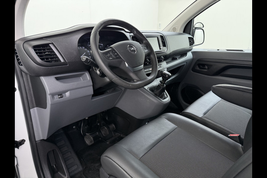 Opel Vivaro 2.0CDTI 123PK Euro 6 L2H1 3-Persoons Imperiaal Trekhaak 360°Camera Navi Apple Carplay Android Auto Airco Cruise Control Betonplex Vloer Kasteninbouw Wandbetimmering 2.500KG Trekgewicht 1e Eigenaar