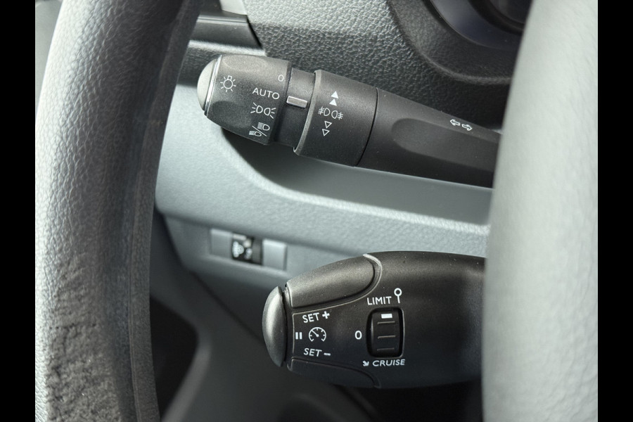 Opel Vivaro 2.0CDTI 123PK Euro 6 L2H1 3-Persoons Imperiaal Trekhaak 360°Camera Navi Apple Carplay Android Auto Airco Cruise Control Betonplex Vloer Kasteninbouw Wandbetimmering 2.500KG Trekgewicht 1e Eigenaar