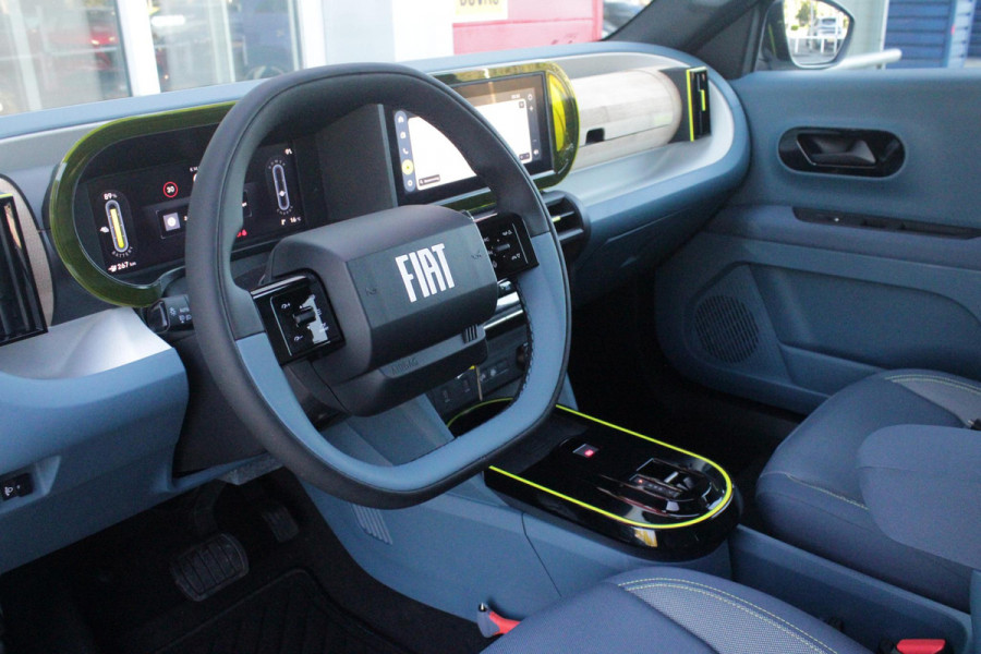 Fiat Grande Panda LA PRIMA 11 kW 44 kWh | WINTER PACK: (VERWARMBARE VOORSTOELEN, VERWARMBAAR STUURWIEL, VERWARMBARE VOORRUIT) | 17" LICHTMETALEN VELGEN "GLOSSY BLACK" | ELEKTRISCH INKLAPBARE BUITENSPIEGELS | MIDDENARMSTEUN VOOR | NAVIGATIE | DRAADLOZE TELEFOONLADER | ACHTERUITRIJ CAMERA MET DYNAMISCHE HULPLIJNEN | REGENSENSOR | CLIMATE CONTROL | DAB+ RADIO | DRAADLOZE APPLE CARPLAY/ANDROID AUTO |
