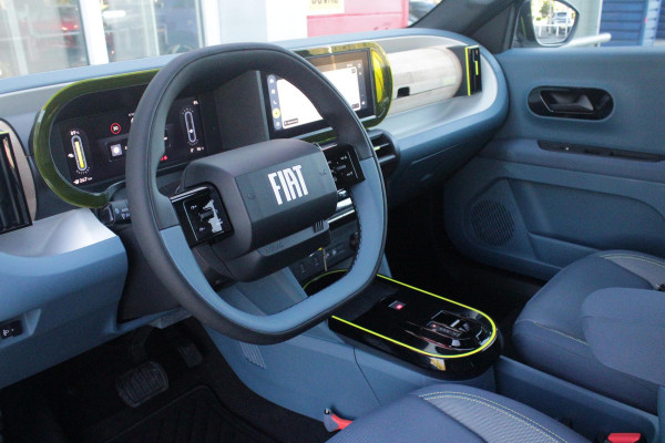 Fiat Grande Panda LA PRIMA 11 kW 44 kWh | WINTER PACK: (VERWARMBARE VOORSTOELEN, VERWARMBAAR STUURWIEL, VERWARMBARE VOORRUIT) | 17" LICHTMETALEN VELGEN "GLOSSY BLACK" | ELEKTRISCH INKLAPBARE BUITENSPIEGELS | MIDDENARMSTEUN VOOR | NAVIGATIE | DRAADLOZE TELEFOONLADER | ACHTERUITRIJ CAMERA MET DYNAMISCHE HULPLIJNEN | REGENSENSOR | CLIMATE CONTROL | DAB+ RADIO | DRAADLOZE APPLE CARPLAY/ANDROID AUTO |