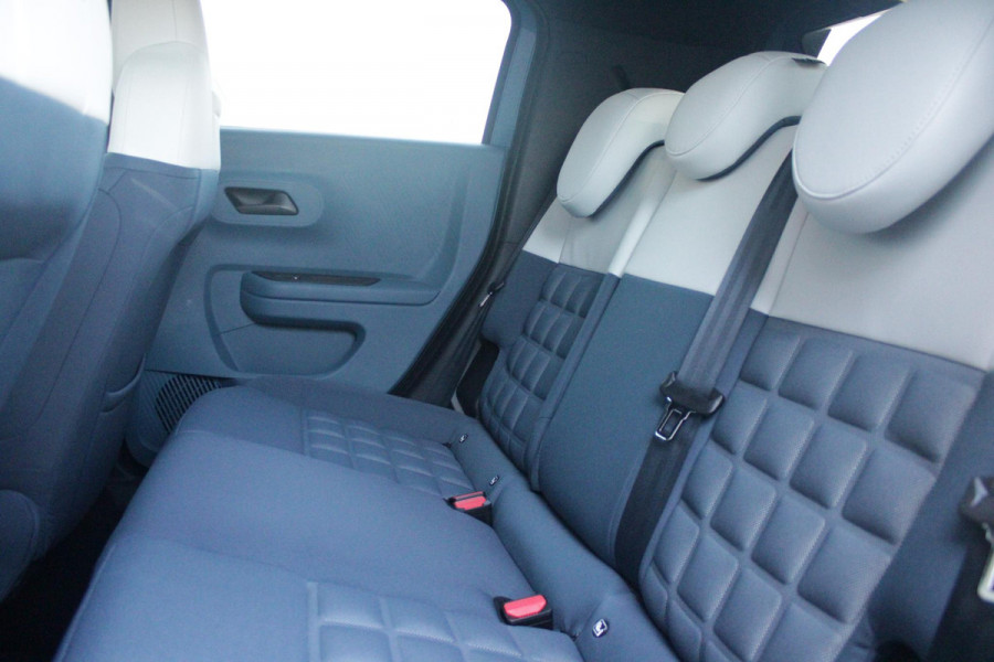 Fiat Grande Panda LA PRIMA 11 kW 44 kWh | WINTER PACK: (VERWARMBARE VOORSTOELEN, VERWARMBAAR STUURWIEL, VERWARMBARE VOORRUIT) | 17" LICHTMETALEN VELGEN "GLOSSY BLACK" | ELEKTRISCH INKLAPBARE BUITENSPIEGELS | MIDDENARMSTEUN VOOR | NAVIGATIE | DRAADLOZE TELEFOONLADER | ACHTERUITRIJ CAMERA MET DYNAMISCHE HULPLIJNEN | REGENSENSOR | CLIMATE CONTROL | DAB+ RADIO | DRAADLOZE APPLE CARPLAY/ANDROID AUTO |