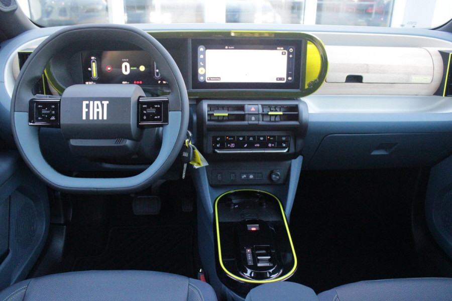 Fiat Grande Panda LA PRIMA 11 kW 44 kWh | WINTER PACK: (VERWARMBARE VOORSTOELEN, VERWARMBAAR STUURWIEL, VERWARMBARE VOORRUIT) | 17" LICHTMETALEN VELGEN "GLOSSY BLACK" | ELEKTRISCH INKLAPBARE BUITENSPIEGELS | MIDDENARMSTEUN VOOR | NAVIGATIE | DRAADLOZE TELEFOONLADER | ACHTERUITRIJ CAMERA MET DYNAMISCHE HULPLIJNEN | REGENSENSOR | CLIMATE CONTROL | DAB+ RADIO | DRAADLOZE APPLE CARPLAY/ANDROID AUTO |