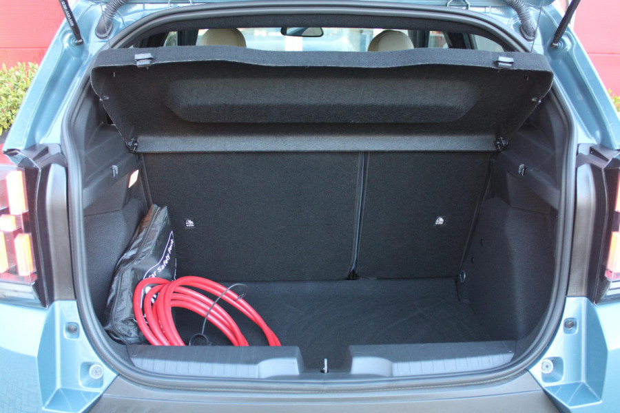 Fiat Grande Panda LA PRIMA 11 kW 44 kWh | WINTER PACK: (VERWARMBARE VOORSTOELEN, VERWARMBAAR STUURWIEL, VERWARMBARE VOORRUIT) | 17" LICHTMETALEN VELGEN "GLOSSY BLACK" | ELEKTRISCH INKLAPBARE BUITENSPIEGELS | MIDDENARMSTEUN VOOR | NAVIGATIE | DRAADLOZE TELEFOONLADER | ACHTERUITRIJ CAMERA MET DYNAMISCHE HULPLIJNEN | REGENSENSOR | CLIMATE CONTROL | DAB+ RADIO | DRAADLOZE APPLE CARPLAY/ANDROID AUTO |