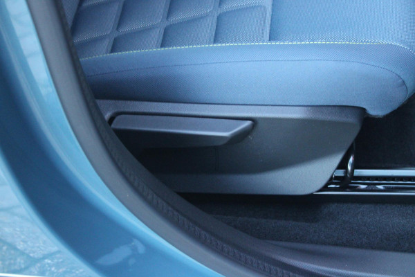 Fiat Grande Panda LA PRIMA 11 kW 44 kWh | WINTER PACK: (VERWARMBARE VOORSTOELEN, VERWARMBAAR STUURWIEL, VERWARMBARE VOORRUIT) | 17" LICHTMETALEN VELGEN "GLOSSY BLACK" | ELEKTRISCH INKLAPBARE BUITENSPIEGELS | MIDDENARMSTEUN VOOR | NAVIGATIE | DRAADLOZE TELEFOONLADER | ACHTERUITRIJ CAMERA MET DYNAMISCHE HULPLIJNEN | REGENSENSOR | CLIMATE CONTROL | DAB+ RADIO | DRAADLOZE APPLE CARPLAY/ANDROID AUTO |